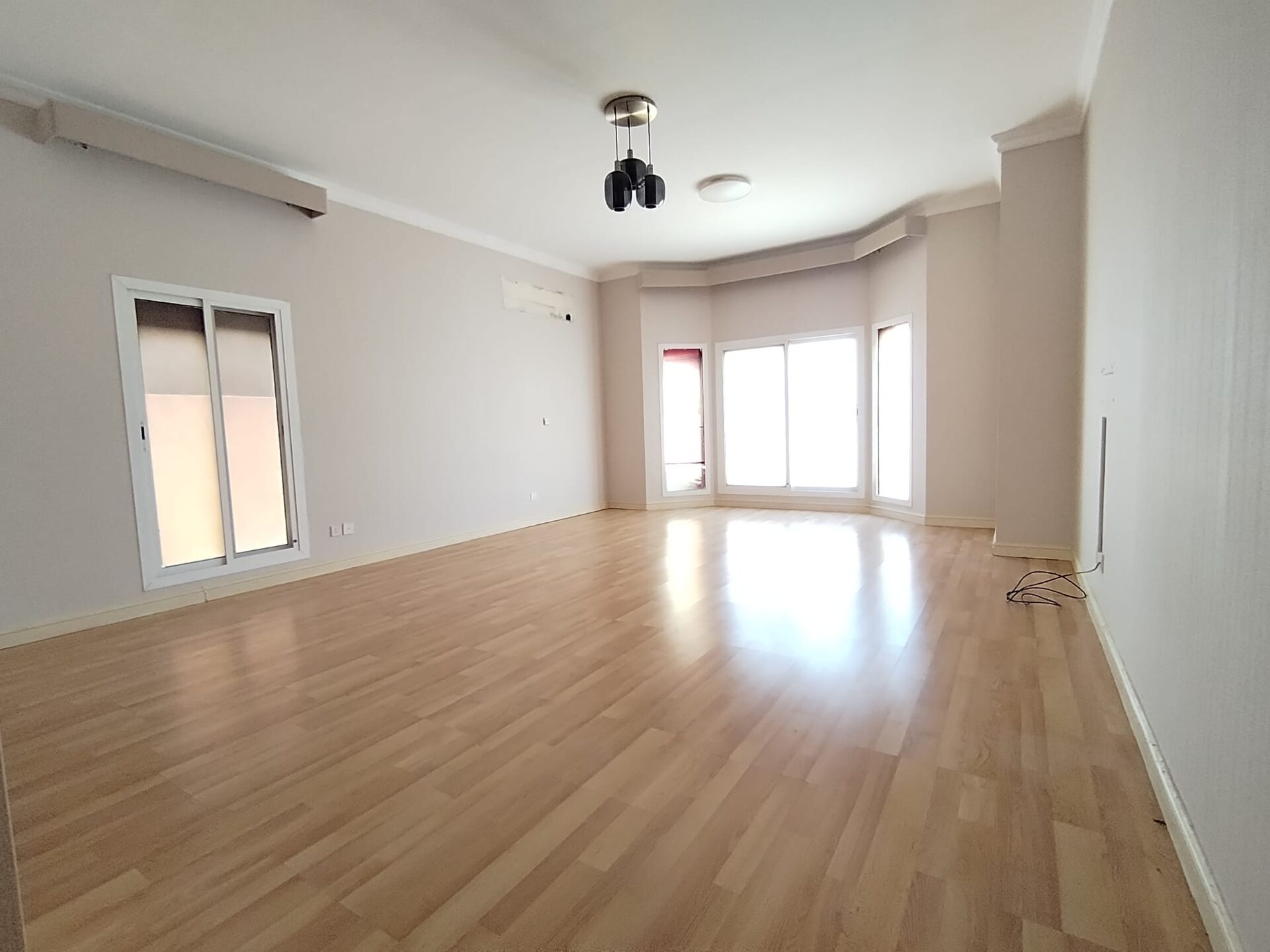 Spacious 3 Bedroom Family Villa with 2 Closed Kitchens, Garage