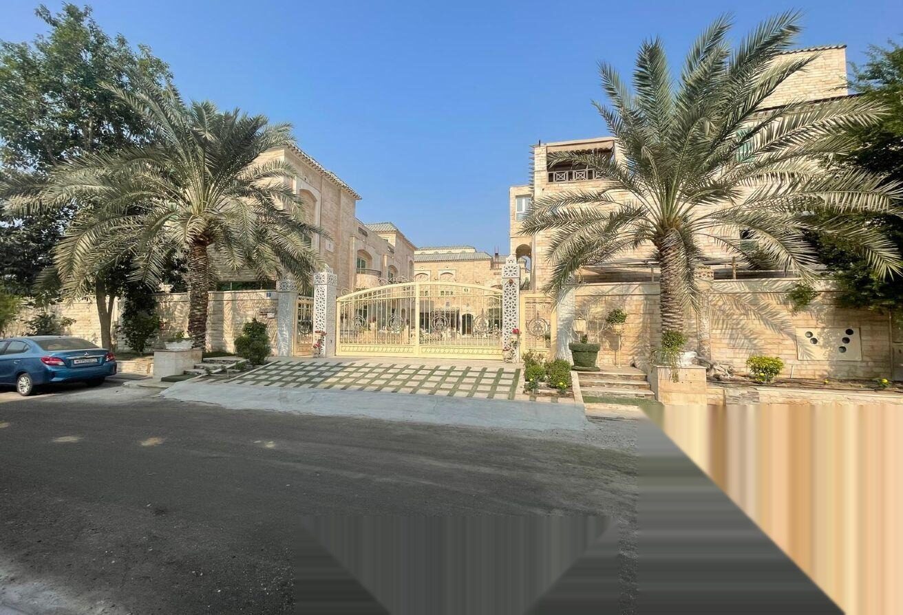 مجمع سكني مكون من أربع فيلات للبيع في سار