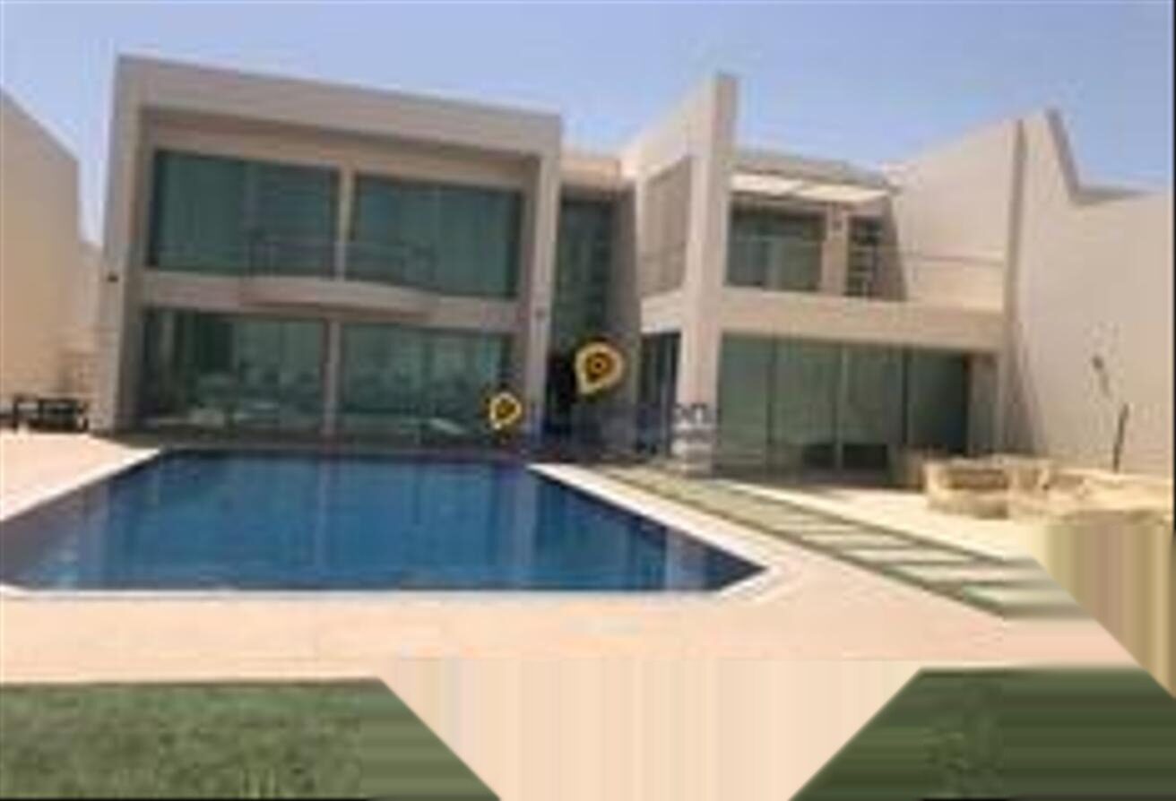 فيلا خمس غرف بشرفة مطلة على البحر في درة البحرين