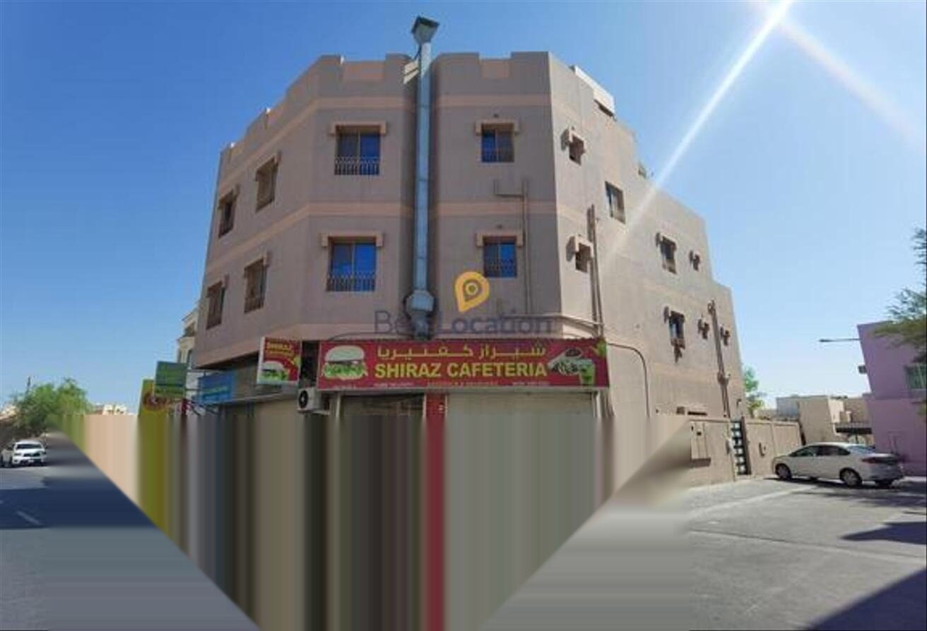 مبنى كامل للبيع في المحرق يشمل شققاً ومحلات وفيلا