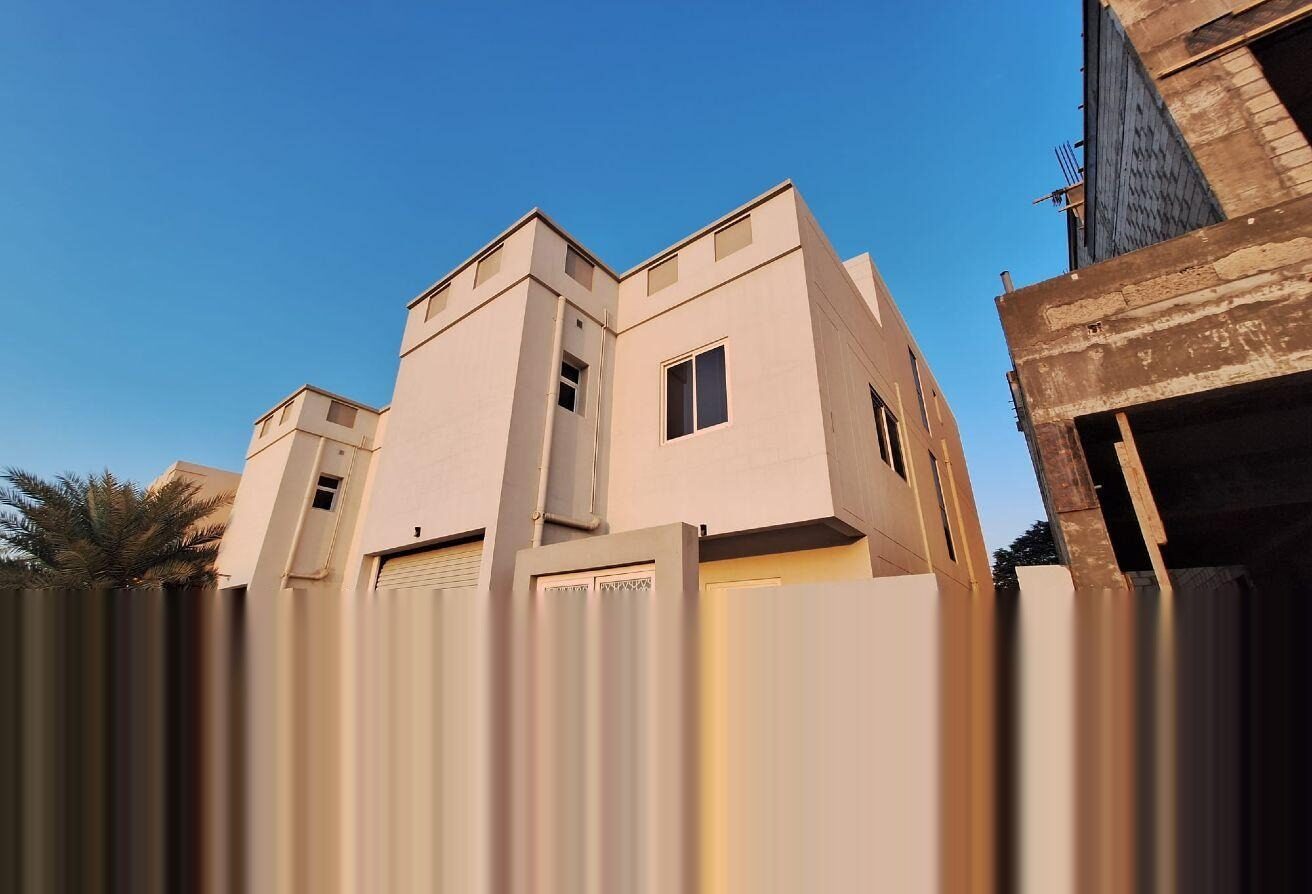 فيلا مستقلة بـ 4 غرف نوم شبه مفروشة في سار
