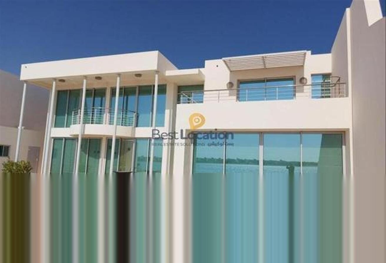 فيلا 4 غرف بإطلالة بحرية مع مسبح في درة البحرين