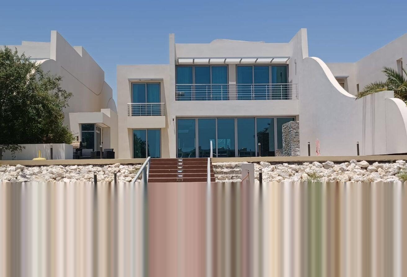 فيلا للبيع بـ 5 غرف واطلالة بحرية في درة البحرين