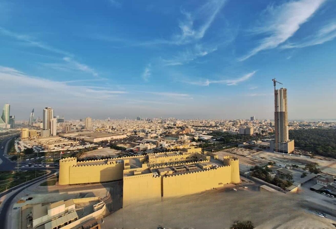 شقة مفروشة بالكامل بغرفتي نوم وشرفة في السنابس