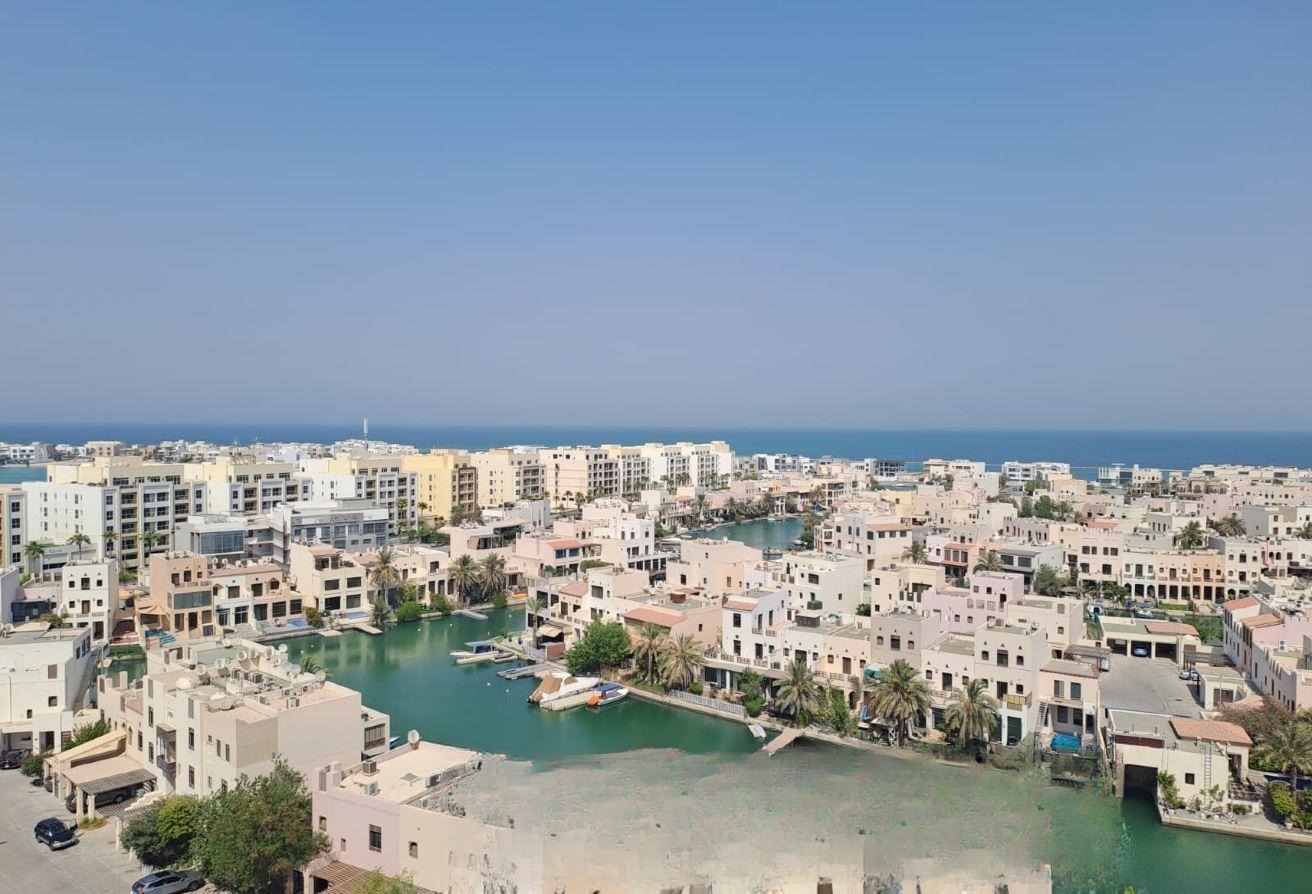 شقة مفروشة بالكامل بثلاث غرف نوم للبيع في جزر أمواج