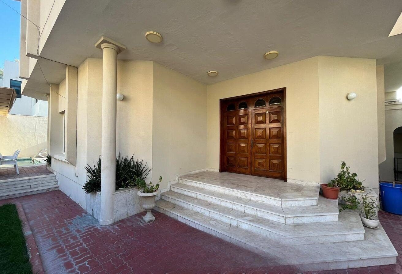 Spacious 3 Bedroom Unfurnished Villa with 2 Kitchens, Private Garage in Hidd