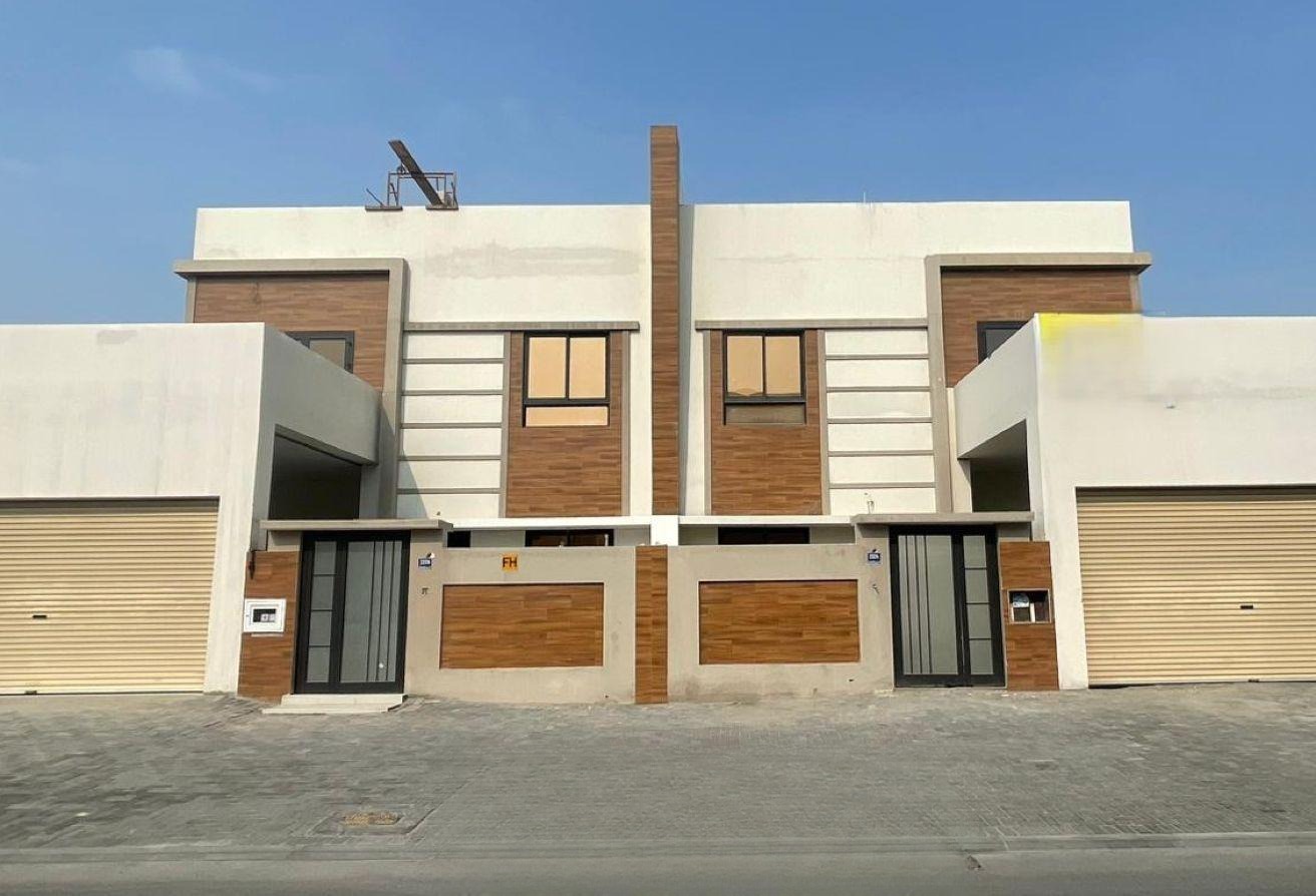 فيلا غير مفروشة بـ 4 غرف نوم للبيع في مدينة عيسى