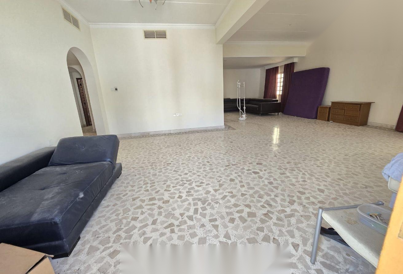 4-Bedroom Villa with Private Pool in Tubli