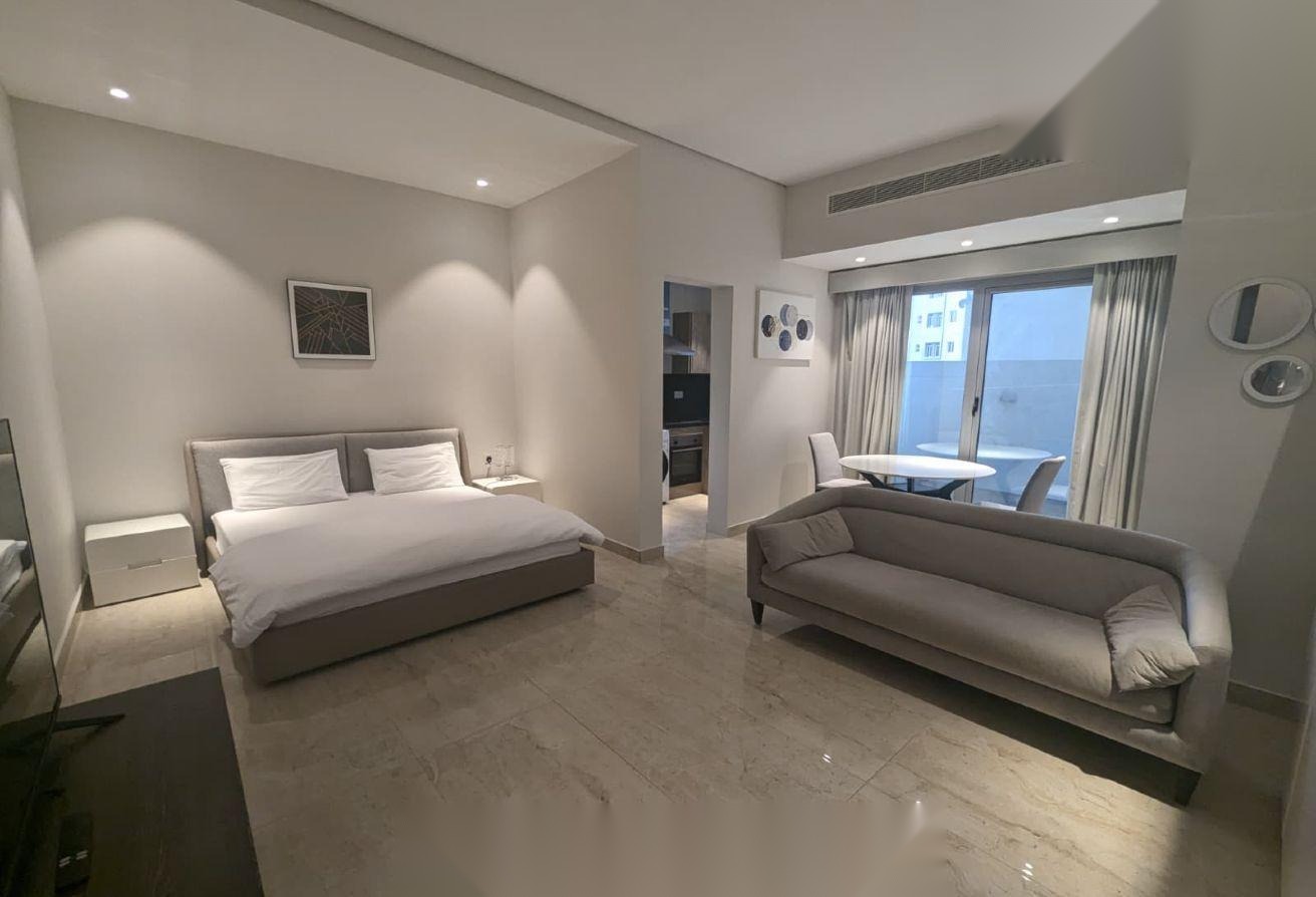 Studio Apartment with Balcony and Covered Parking in Janabiya