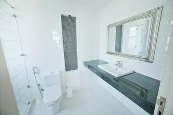 Modern And Bright - Great amenities