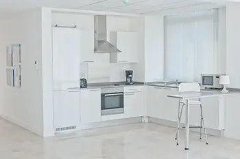 Modern And Bright - Great amenities